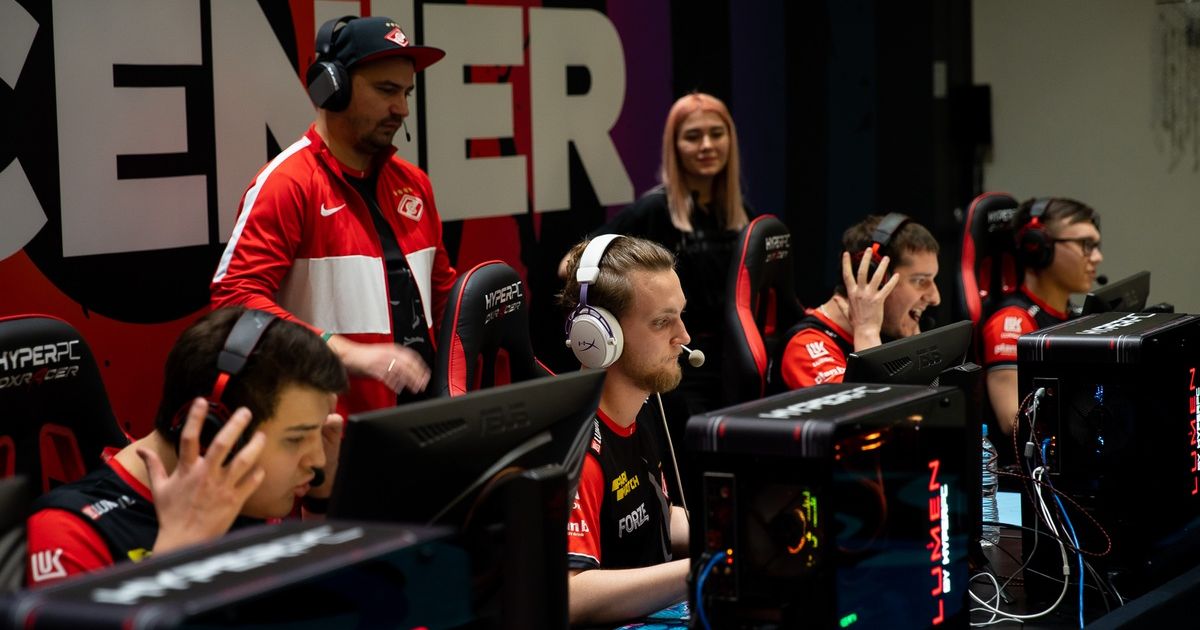 тренер объясняет тактику киберспортсменам